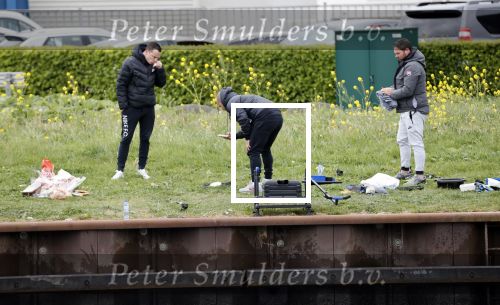 Maarssen 14 april 2020
Wesley Sneijder , zijn broers Rodney en Jeffrey zijn aan het vissen op het Amsterdam Rijn kanaal. Ook een vriend is erbij.
