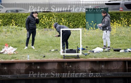 Maarssen 14 april 2020
Wesley Sneijder , zijn broers Rodney en Jeffrey zijn aan het vissen op het Amsterdam Rijn kanaal. Ook een vriend is erbij.
