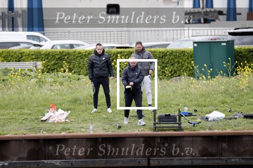 Maarssen 14 april 2020
Wesley Sneijder , zijn broers Rodney en Jeffrey zijn aan het vissen op het Amsterdam Rijn kanaal. Ook een vriend is erbij.
