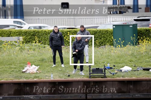 Maarssen 14 april 2020
Wesley Sneijder , zijn broers Rodney en Jeffrey zijn aan het vissen op het Amsterdam Rijn kanaal. Ook een vriend is erbij.