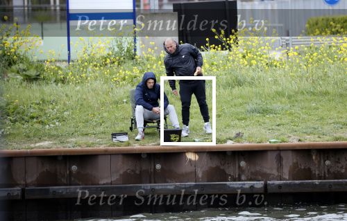 Maarssen 14 april 2020
Wesley Sneijder , zijn broers Rodney en Jeffrey zijn aan het vissen op het Amsterdam Rijn kanaal. Ook een vriend is erbij.