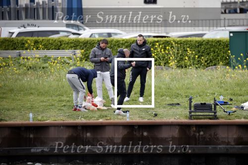 Maarssen 14 april 2020
Wesley Sneijder , zijn broers Rodney en Jeffrey zijn aan het vissen op het Amsterdam Rijn kanaal. Ook een vriend is erbij.