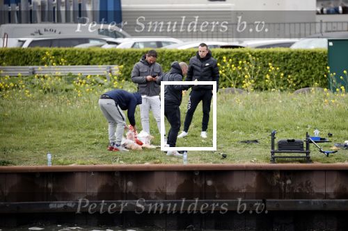 Maarssen 14 april 2020
Wesley Sneijder , zijn broers Rodney en Jeffrey zijn aan het vissen op het Amsterdam Rijn kanaal. Ook een vriend is erbij.