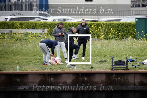 Maarssen 14 april 2020
Wesley Sneijder , zijn broers Rodney en Jeffrey zijn aan het vissen op het Amsterdam Rijn kanaal. Ook een vriend is erbij.