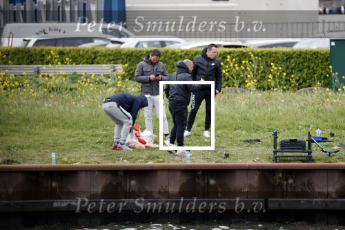Maarssen 14 april 2020
Wesley Sneijder , zijn broers Rodney en Jeffrey zijn aan het vissen op het Amsterdam Rijn kanaal. Ook een vriend is erbij.