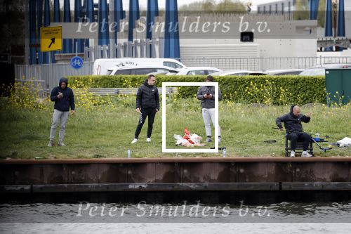 Maarssen 14 april 2020
Wesley Sneijder , zijn broers Rodney en Jeffrey zijn aan het vissen op het Amsterdam Rijn kanaal. Ook een vriend is erbij.