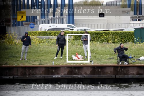 Maarssen 14 april 2020
Wesley Sneijder , zijn broers Rodney en Jeffrey zijn aan het vissen op het Amsterdam Rijn kanaal. Ook een vriend is erbij.