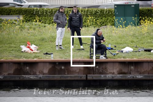 Maarssen 14 april 2020
Wesley Sneijder , zijn broers Rodney en Jeffrey zijn aan het vissen op het Amsterdam Rijn kanaal. Ook een vriend is erbij.