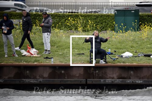 Maarssen 14 april 2020
Wesley Sneijder , zijn broers Rodney en Jeffrey zijn aan het vissen op het Amsterdam Rijn kanaal. Ook een vriend is erbij.