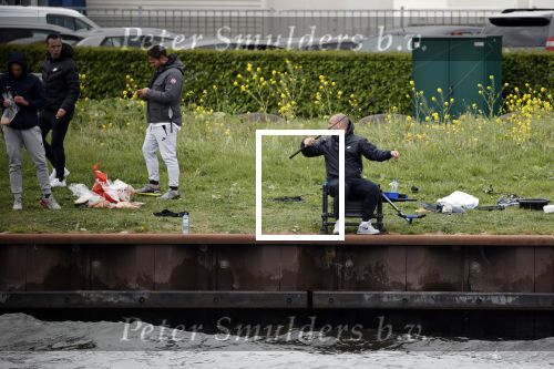 Maarssen 14 april 2020
Wesley Sneijder , zijn broers Rodney en Jeffrey zijn aan het vissen op het Amsterdam Rijn kanaal. Ook een vriend is erbij.