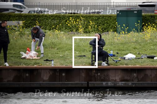 Maarssen 14 april 2020
Wesley Sneijder , zijn broers Rodney en Jeffrey zijn aan het vissen op het Amsterdam Rijn kanaal. Ook een vriend is erbij.