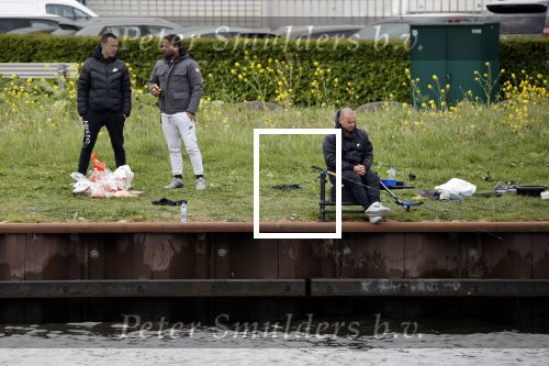 Maarssen 14 april 2020
Wesley Sneijder , zijn broers Rodney en Jeffrey zijn aan het vissen op het Amsterdam Rijn kanaal. Ook een vriend is erbij.