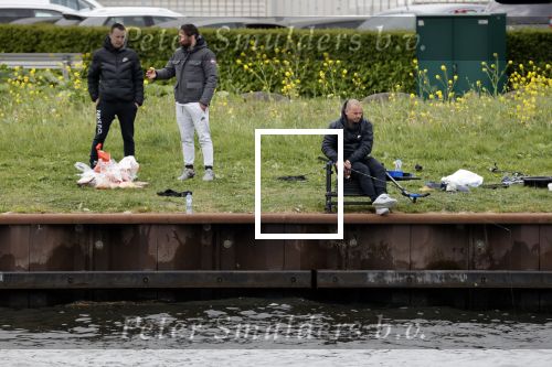 Maarssen 14 april 2020
Wesley Sneijder , zijn broers Rodney en Jeffrey zijn aan het vissen op het Amsterdam Rijn kanaal. Ook een vriend is erbij.