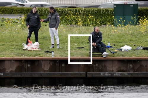 Maarssen 14 april 2020
Wesley Sneijder , zijn broers Rodney en Jeffrey zijn aan het vissen op het Amsterdam Rijn kanaal. Ook een vriend is erbij.
