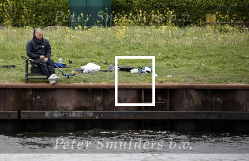 Maarssen 14 april 2020
Wesley Sneijder , zijn broers Rodney en Jeffrey zijn aan het vissen op het Amsterdam Rijn kanaal. Ook een vriend is erbij.