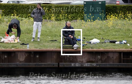 Maarssen 14 april 2020
Wesley Sneijder , zijn broers Rodney en Jeffrey zijn aan het vissen op het Amsterdam Rijn kanaal. Ook een vriend is erbij.