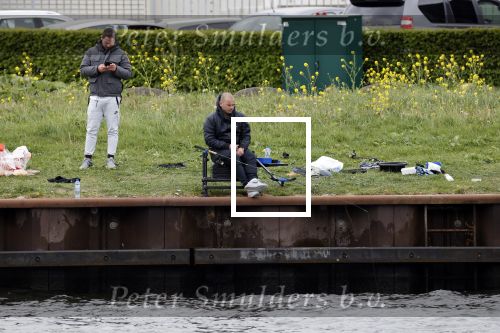 Maarssen 14 april 2020
Wesley Sneijder , zijn broers Rodney en Jeffrey zijn aan het vissen op het Amsterdam Rijn kanaal. Ook een vriend is erbij.