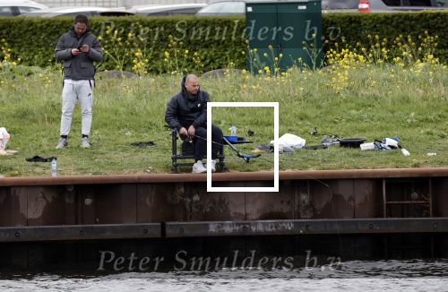 Maarssen 14 april 2020
Wesley Sneijder , zijn broers Rodney en Jeffrey zijn aan het vissen op het Amsterdam Rijn kanaal. Ook een vriend is erbij.