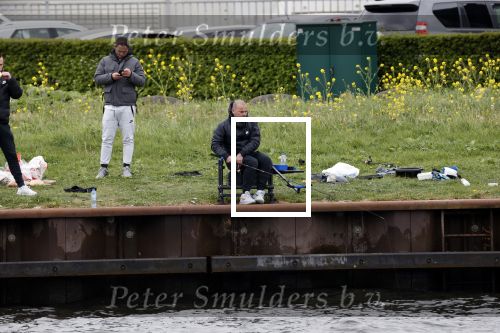 Maarssen 14 april 2020
Wesley Sneijder , zijn broers Rodney en Jeffrey zijn aan het vissen op het Amsterdam Rijn kanaal. Ook een vriend is erbij.