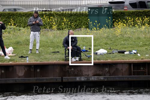 Maarssen 14 april 2020
Wesley Sneijder , zijn broers Rodney en Jeffrey zijn aan het vissen op het Amsterdam Rijn kanaal. Ook een vriend is erbij.