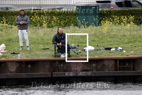 Maarssen 14 april 2020
Wesley Sneijder , zijn broers Rodney en Jeffrey zijn aan het vissen op het Amsterdam Rijn kanaal. Ook een vriend is erbij.