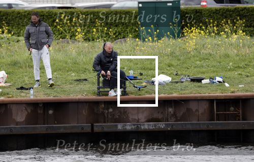 Maarssen 14 april 2020
Wesley Sneijder , zijn broers Rodney en Jeffrey zijn aan het vissen op het Amsterdam Rijn kanaal. Ook een vriend is erbij.