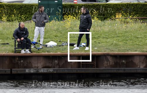 Maarssen 14 april 2020
Wesley Sneijder , zijn broers Rodney en Jeffrey zijn aan het vissen op het Amsterdam Rijn kanaal. Ook een vriend is erbij.