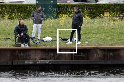 Maarssen 14 april 2020
Wesley Sneijder , zijn broers Rodney en Jeffrey zijn aan het vissen op het Amsterdam Rijn kanaal. Ook een vriend is erbij.