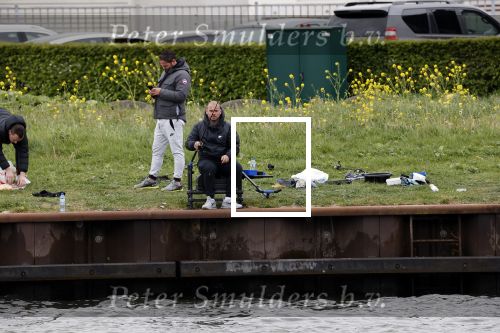 Maarssen 14 april 2020
Wesley Sneijder , zijn broers Rodney en Jeffrey zijn aan het vissen op het Amsterdam Rijn kanaal. Ook een vriend is erbij.