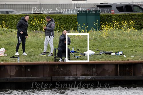Maarssen 14 april 2020
Wesley Sneijder , zijn broers Rodney en Jeffrey zijn aan het vissen op het Amsterdam Rijn kanaal. Ook een vriend is erbij.