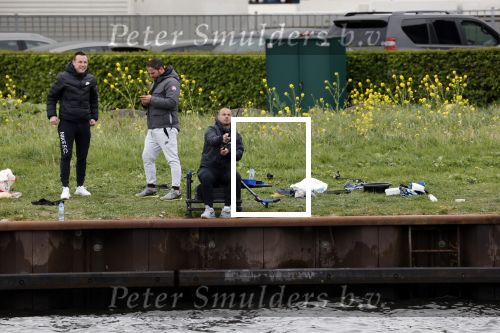 Maarssen 14 april 2020
Wesley Sneijder , zijn broers Rodney en Jeffrey zijn aan het vissen op het Amsterdam Rijn kanaal. Ook een vriend is erbij.