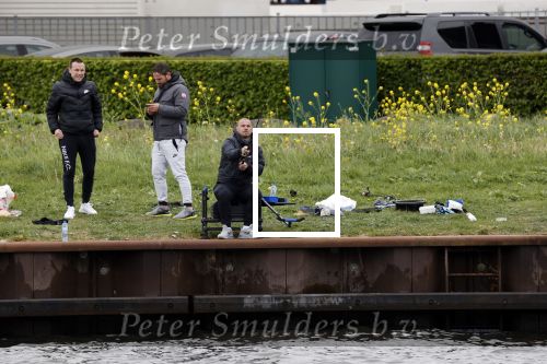 Maarssen 14 april 2020
Wesley Sneijder , zijn broers Rodney en Jeffrey zijn aan het vissen op het Amsterdam Rijn kanaal. Ook een vriend is erbij.