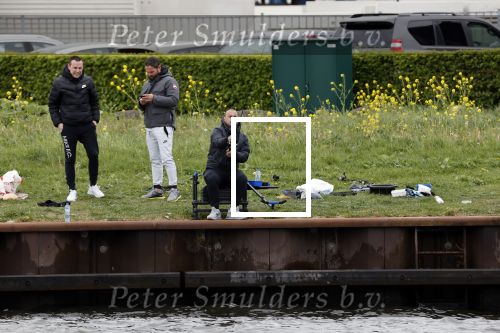 Maarssen 14 april 2020
Wesley Sneijder , zijn broers Rodney en Jeffrey zijn aan het vissen op het Amsterdam Rijn kanaal. Ook een vriend is erbij.