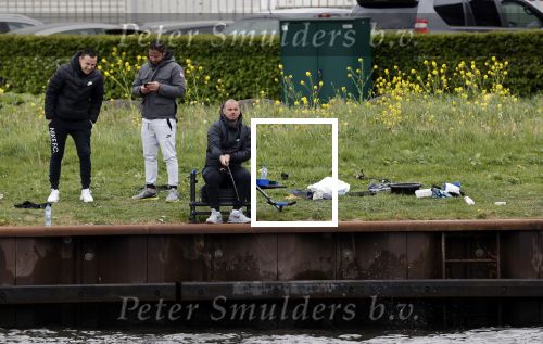 Maarssen 14 april 2020
Wesley Sneijder , zijn broers Rodney en Jeffrey zijn aan het vissen op het Amsterdam Rijn kanaal. Ook een vriend is erbij.