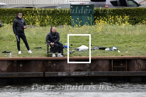 Maarssen 14 april 2020
Wesley Sneijder , zijn broers Rodney en Jeffrey zijn aan het vissen op het Amsterdam Rijn kanaal. Ook een vriend is erbij.