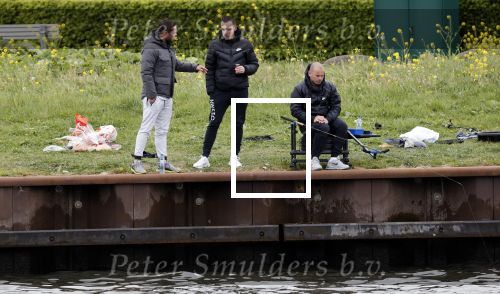 Maarssen 14 april 2020
Wesley Sneijder , zijn broers Rodney en Jeffrey zijn aan het vissen op het Amsterdam Rijn kanaal. Ook een vriend is erbij.