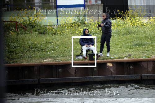 Maarssen 14 april 2020
Wesley Sneijder , zijn broers Rodney en Jeffrey zijn aan het vissen op het Amsterdam Rijn kanaal. Ook een vriend is erbij.