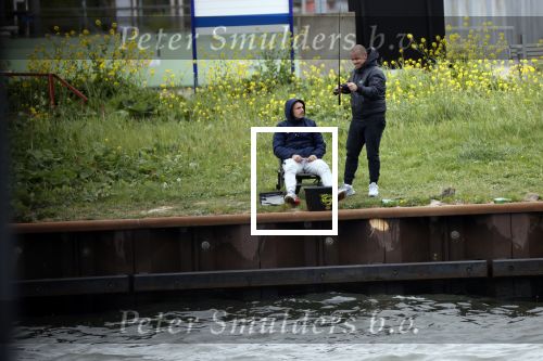 Maarssen 14 april 2020
Wesley Sneijder , zijn broers Rodney en Jeffrey zijn aan het vissen op het Amsterdam Rijn kanaal. Ook een vriend is erbij.