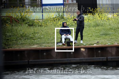 Maarssen 14 april 2020
Wesley Sneijder , zijn broers Rodney en Jeffrey zijn aan het vissen op het Amsterdam Rijn kanaal. Ook een vriend is erbij.