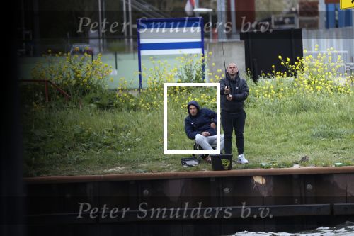 Maarssen 14 april 2020
Wesley Sneijder , zijn broers Rodney en Jeffrey zijn aan het vissen op het Amsterdam Rijn kanaal. Ook een vriend is erbij.