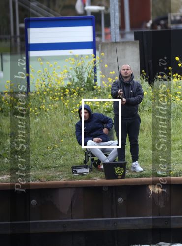 Maarssen 14 april 2020
Wesley Sneijder , zijn broers Rodney en Jeffrey zijn aan het vissen op het Amsterdam Rijn kanaal. Ook een vriend is erbij.