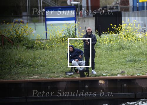 Maarssen 14 april 2020
Wesley Sneijder , zijn broers Rodney en Jeffrey zijn aan het vissen op het Amsterdam Rijn kanaal. Ook een vriend is erbij.