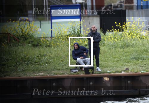 Maarssen 14 april 2020
Wesley Sneijder , zijn broers Rodney en Jeffrey zijn aan het vissen op het Amsterdam Rijn kanaal. Ook een vriend is erbij.