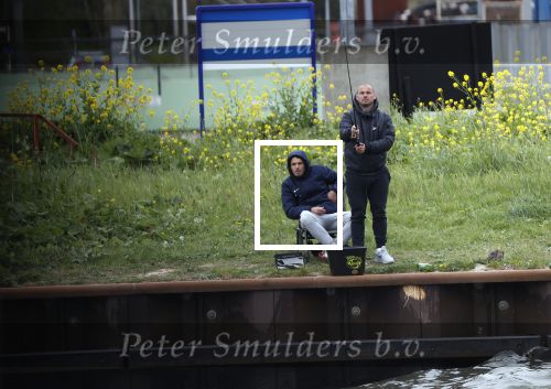Maarssen 14 april 2020
Wesley Sneijder , zijn broers Rodney en Jeffrey zijn aan het vissen op het Amsterdam Rijn kanaal. Ook een vriend is erbij.