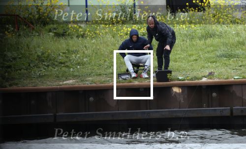 Maarssen 14 april 2020
Wesley Sneijder , zijn broers Rodney en Jeffrey zijn aan het vissen op het Amsterdam Rijn kanaal. Ook een vriend is erbij.
