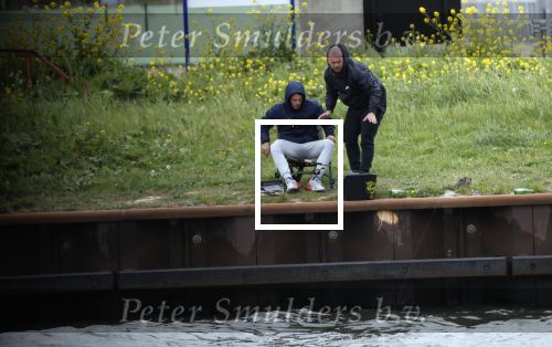 Maarssen 14 april 2020
Wesley Sneijder , zijn broers Rodney en Jeffrey zijn aan het vissen op het Amsterdam Rijn kanaal. Ook een vriend is erbij.