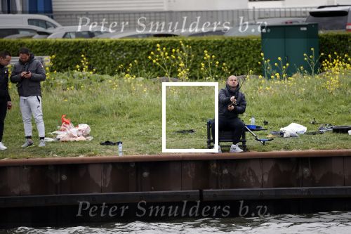 Maarssen 14 april 2020
Wesley Sneijder , zijn broers Rodney en Jeffrey zijn aan het vissen op het Amsterdam Rijn kanaal. Ook een vriend is erbij.