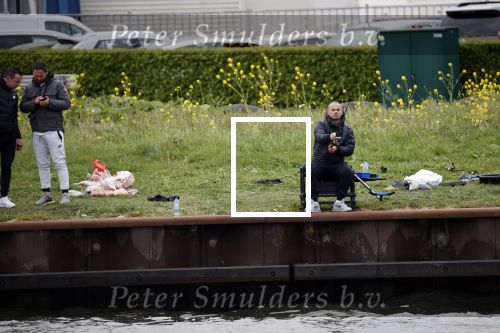 Maarssen 14 april 2020
Wesley Sneijder , zijn broers Rodney en Jeffrey zijn aan het vissen op het Amsterdam Rijn kanaal. Ook een vriend is erbij.