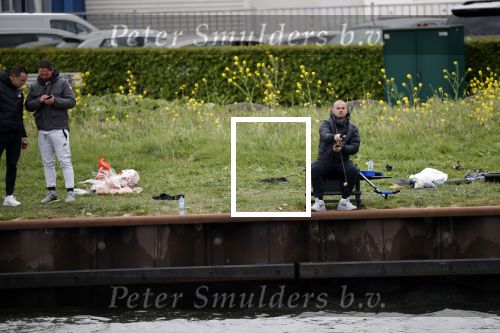 Maarssen 14 april 2020
Wesley Sneijder , zijn broers Rodney en Jeffrey zijn aan het vissen op het Amsterdam Rijn kanaal. Ook een vriend is erbij.