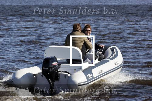 Loosdrecht 4 april 2020
Wesly Bronkhorst aan het varen op de Loosdrechtse plassen met zijn nieuwe vriendin Claudia de Jong.